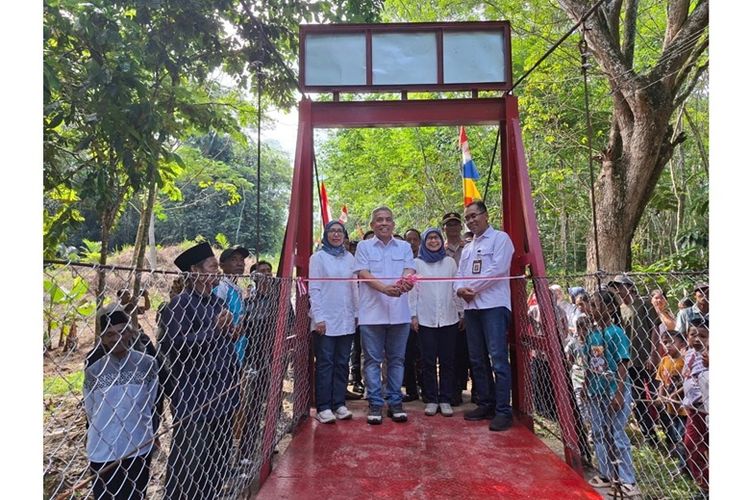 Peresmian Pembangunan Jembatan Pelosok Negeri oleh Direktur KPEI Umi Kulsum bersama Wakil Ketua Panitia HUT ke-47 Pasar Modal Indonesia yang didampingi Deputi Direktur Pengawasan Lembaga Jasa Keuangan 1 Otoritas Jasa Keuangan Provinsi Lampung Nurwanto Direktur KSEI Eqy Essiqy, Direktur BEI Kristian S Manullang, dan Direktur Sahabat Pedalaman?Wafiq Zuhair Muhammad. 