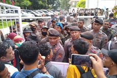 Mahasiswa Demo di Kantor Gubernur Ambon, Minta Jokowi Batalkan Kenaikan Harga BBM