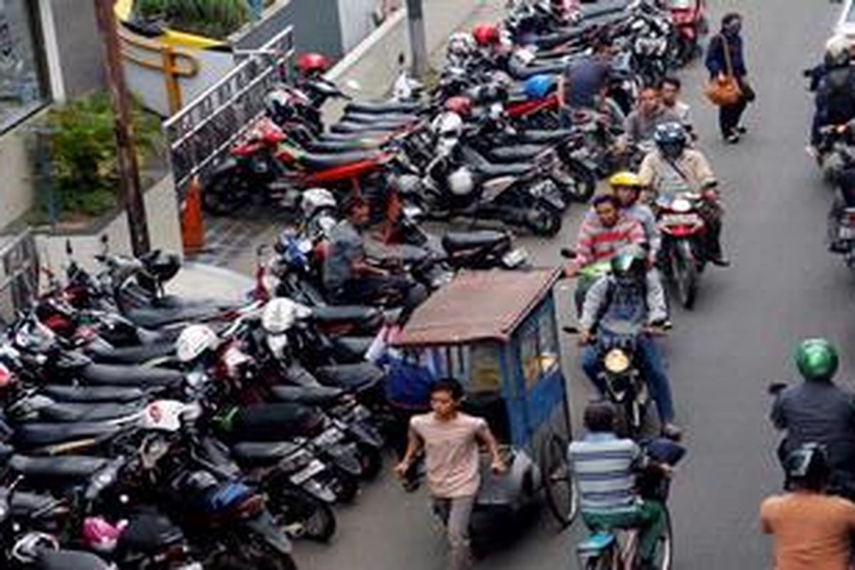 Motor parkir di pinggir jalan samping gedung perkantoran  di Jalan Tali Raya, Jakarta, Senin (8/4/2013). Wakil Gubernur DKI Jakarta Basuki T Purnama (Ahok) berencana menggandeng Institute for Transportation and Development Policy (ITDP), untuk melihat kemungkinan penerapan  sistem donasi parkir yang diterapkan di Hungaria untuk mengatasi parkir liar. Donasi parkir menetapkan orang membayar parkir berdasarkan kebutuhan, bekerja sama dengan juru parkir dan 
menggunakan teknologi sistem Information Technology (IT).
