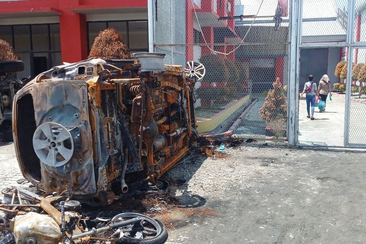 Bangkai kendaraan yang dibakar narapidana saat kerusuhan pada 16 Mei 2019 masih tergeletak di halaman Lapas Narkotika Klas III Langkat, Sumatera Utara, Jumat (24/5/2019) 