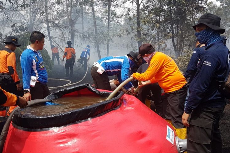 Polres pelalawan bersama tim satgas karhutla riau melakukan upaya pemadaman kebakaran hutan dan lahan yang terjadi di kabupaten pelalawan riau