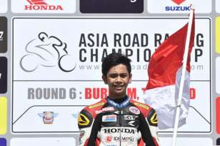 Pebalap PT Astra Honda Motor Indonesia, Yaasiin Gabriel Somma, berpose di atas podium Sirkuit Chan Buriram, Thailand, paa balapan pertama Asia Dream Cup (ADC) seri ke-6 Asia Road Racing Championship (ARRC) 2016, Sabtu (3/12/2016).