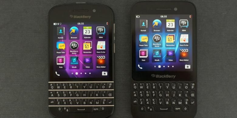 BlackBerry Q10 (kiri) dan BlackBerry Q5 (kanan)