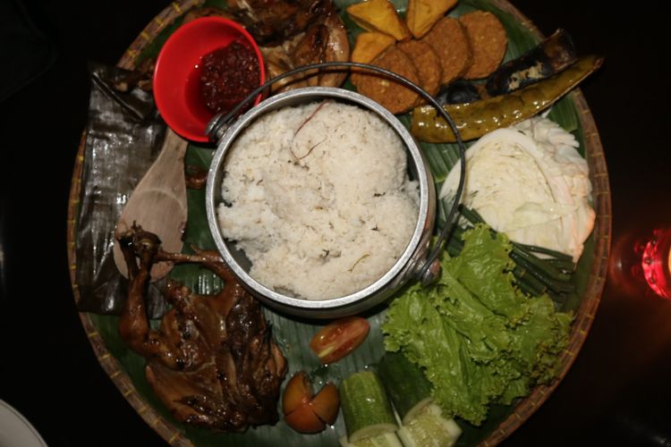 Penyajian Nasi Liwet Sunda di Cirebon, lengkap dengan ketel penanak nasi.