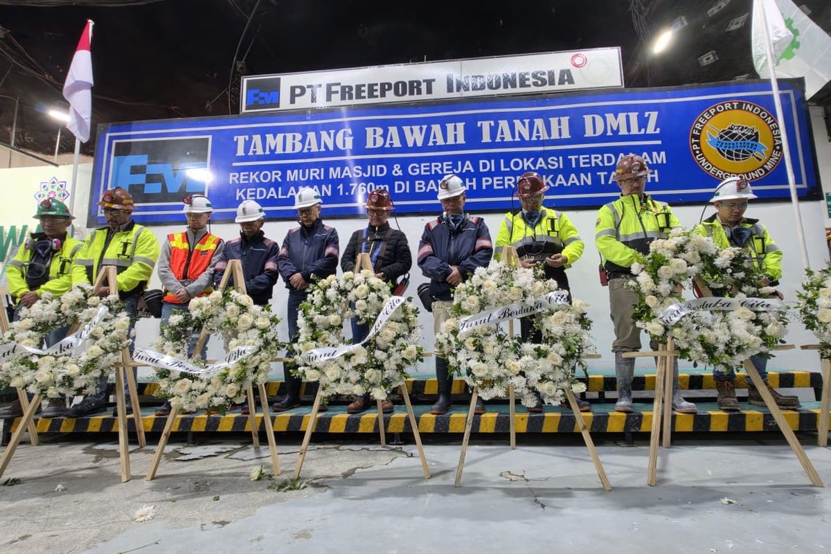 Aksi penghormatan terhadap karyawan PTFI yang gugur di tambang bawah tanah Deep Mill Level Zone (DMLZ).