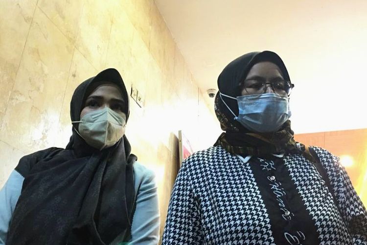 (Kiri ke kanan) Mantan istri Bambang Pamungkas, Amalia Fujiwati bersama kuasa hukumnya Wati Ali Nurdin usai menjalani pemeriksaan di Mapolda Metro Jaya, Kamis (16/12/20121) malam.