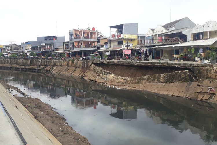 Turap Kali Sunter amblas sepanjang 37 meter di Jalan Sunter, Pulogadung, Jakarta Timur, Rabu (8/1/2020).