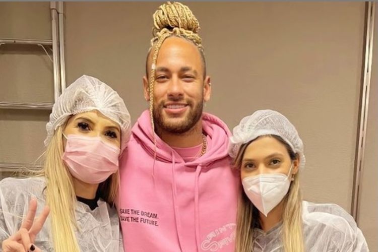 Neymar mengubah gaya rambutnya menjadi gimbal dan pirang.