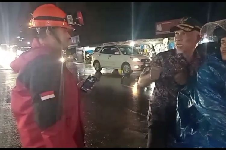 Gubernur Sumbar Mahyeldi menaiki ojek usai terjebak longsor di Sitinjau Lauik, Minggu (12/5/2024) malam
