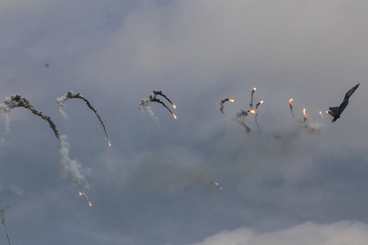 Pesawat tempur melakukan atraksi pada Singapore Airshow 2018 di Changi, Singapura, Sabtu (10/2/2018). Singapore Airshow 2018 merupakan ajang pameran tahunan terbesar bagi industri penerbangan di kawasan Asia yang diselenggarakan setiap dua tahun sekali dan berlangsung pada 6-11 Februari 2018.