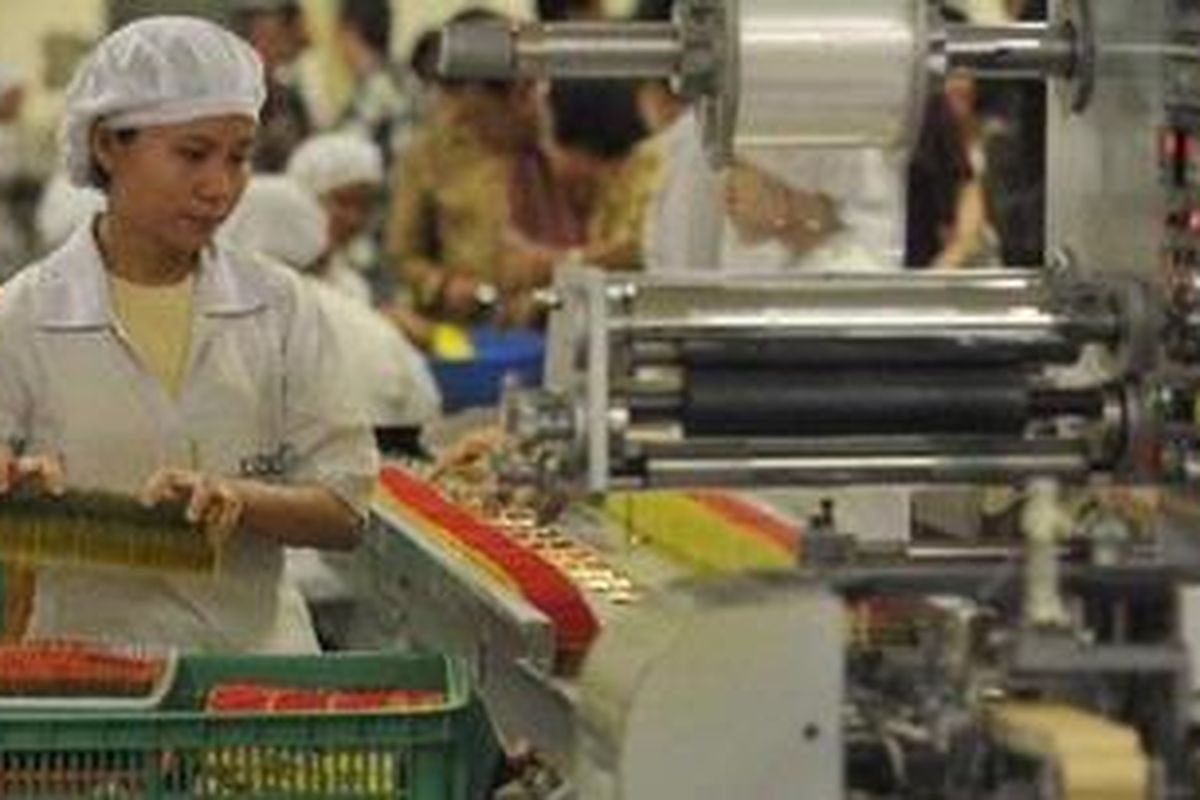 Pekerja memilah obat herbal yang baru dikemas di pabrik PT Deltomed Laboratories yang sudah memiliki standard CPOTB (Cara Pembuatan Obat Tradisional yang Baik) di Desa Nambangan, Selogiri, Kabupaten Wonogiri, Jawa Tengah, Selasa (1/6).