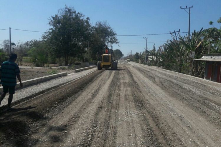 Jalan akses ke Bendungan Raknamo di Kabupaten Kupang, Nusa Tenggara Timur (NTT), sepanjang 9,7 kilometer, sedang dikerjakan, Senin (11/9/2017)