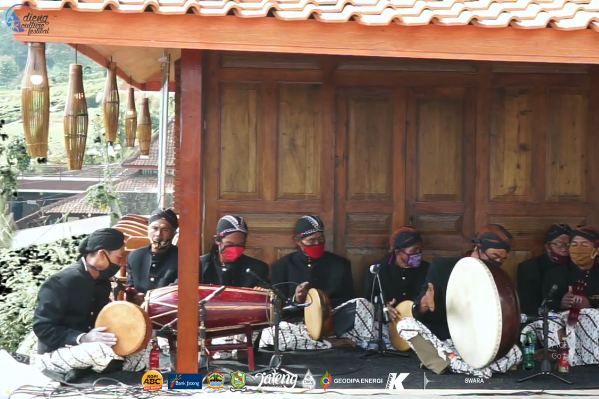 Para pengiring musik di acara Dieng Culture Festival Virtual hari kedua, Kamis (17/9/2020) tampak bermasker.
