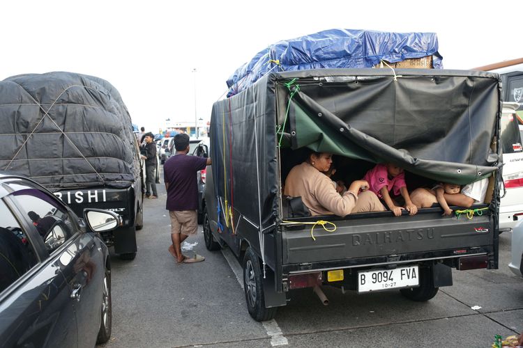 Mobil pikap digunakan Anjasmara bersama keluarga untuk angkutan mudik saat antre di Pelabuhan Merak, Cilegon, Banten, Rabu (19/4/2023). Anjasmara bersama 18 orang anggota keluargaya menempuh perjalanan mudik sejauh 1.349 kilometer dari Bekasi ke Painan, Pesisir Selatan, Sumatera Barat menggunakan pikap untuk bisa merayakan Idul Fitri 1444 Hijriah di kampung halaman.