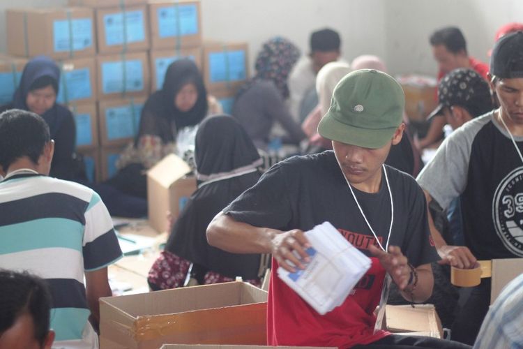 SURAT PENGGANTI ? Kegiatan sorlip surat suara Pemilu 2019 di gudang logistik KPU Cianjur, Jawa Barat menemukan puluhan ribu surat suara rusak dan saat ini belum dikirim surat suara pengganti (KOMPAS.com/FIRMAN TAUFIQURRAHMAN) 