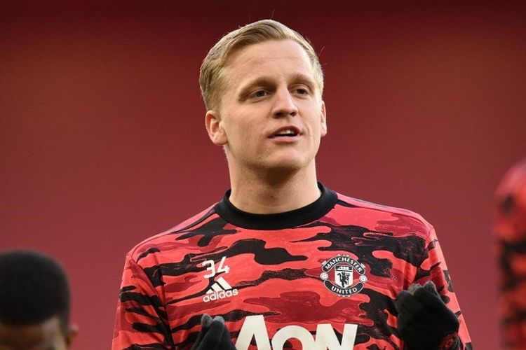 Gelandang Manchester United Donny van de Beek saat bersiap pada laga perempat final Liga Europa kontra Granada, 15 April 2021.