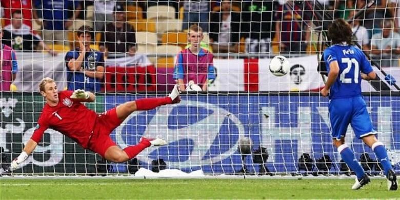Penalti gelandang Italia Andrea Pirlo yang total mengecoh kiper Inggris Joe Hart dalam laga perempat final Euro 2012 di Stadion Olimpiade Kyiv, Minggu (24/6/2012). Italia menang 4-2 atas Inggris.
