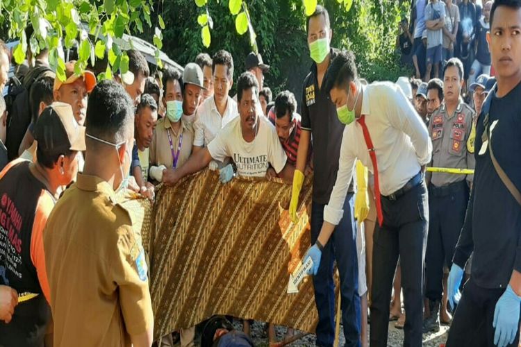 Polisi saat melakukan olah TKP kasus pembunuhan terhadap seorang guru di KSB