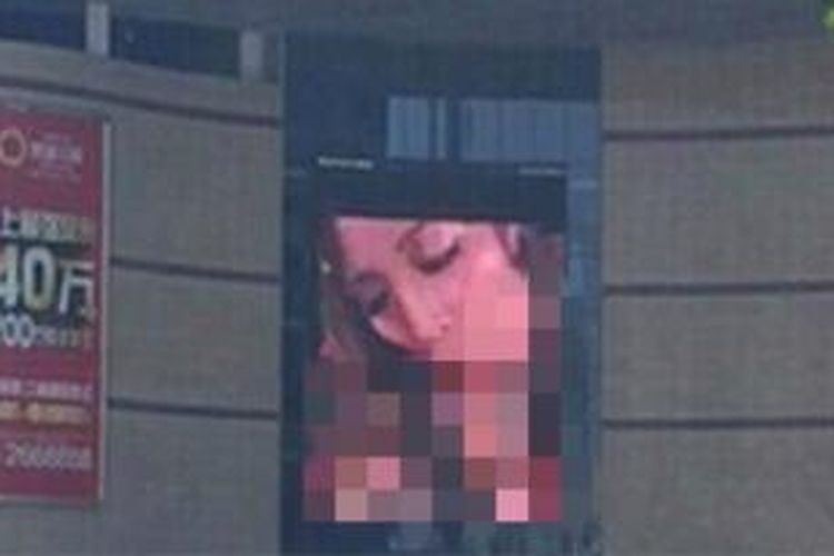 Sebuah layar raksasa di sebuah pusat perbelanjaan di China menayangkan adegan film porno selama sembilan menit akibat kelalaian seorang pegawai.
