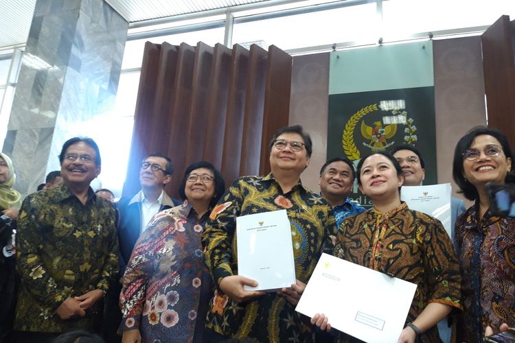 Penyerahan Draft RUU Omnibus Law Cipta Kerja oleh pemerintah ke DPR RI di Jakarta, Rabu (12/2/2020).