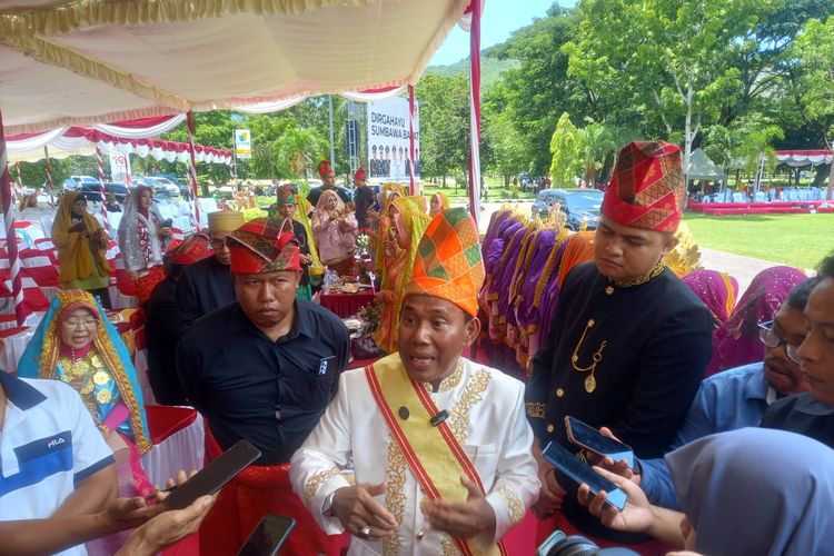 Bupati Sumbawa Barat memberikan keterangan pers pembangunan bandara Kiantar