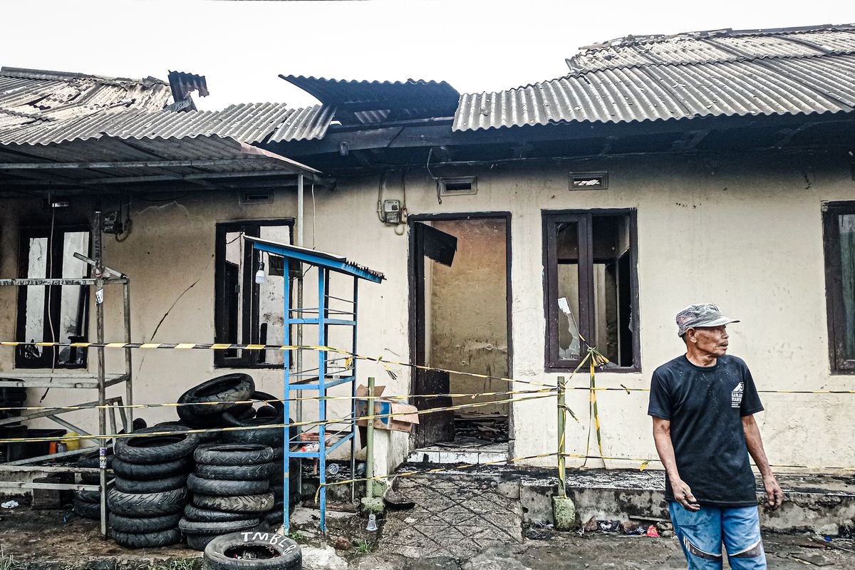 Sebuah kios bensin eceran di Kampung Caringin, RT 01 RW 03 Desa Margajaya, Kecamatan Ngamprah, Kabupaten Bandung Barat (KBB), Jawa Barat dilalap api, Kamis (6/2/2025).