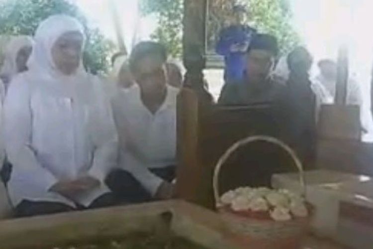 Calon Gubernur Jawa Timur Khofifah Indar Parawansa saat berziarah di makam Bung Karno, Rabu (21/2/2018).