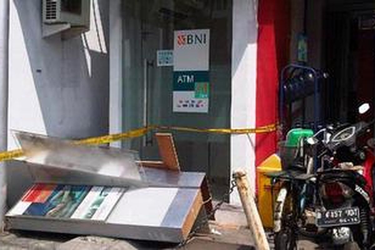 Ruang ATM BNI di depan sebuah toko di Jalan Kartini Raya, Sawah Besar, Jakarta Pusat, terlihat kosong karena mesinnya digondol maling, Sabtu (25/6). Madina Nusrat