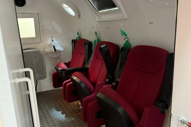 RS EMC Grha Kedoya menghadirkan layanan terapi hiperbarik oksigen yang memanfaatkan oksigen murni di bawah tekanan tinggi untuk mendukung proses penyembuhan alami tubuh. 