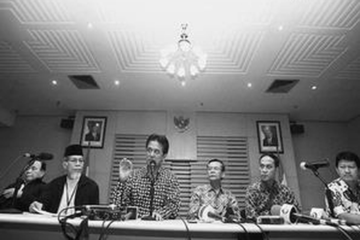 Pimpinan KPK, tanpa Antasari Azhar, dari kanan Haryono Umar, M Jasin, Bibit Samad Rianto, dan Chandra M Hamzah, didampingi penasihat KPK, Abdullah Hehamahua dan Said Zainal Abidin, memberikan keterangan kepada wartawan di Kantor KPK, Jakarta, Jumat (1/5), terkait kasus yang menimpa Ketua KPK Antasari Azhar. KPK untuk sementara menonaktifkan Antasari dari jabatan dan tanggung jawabnya dilaksanakan secara bergantian oleh empat unsur pimpinan yang lain.