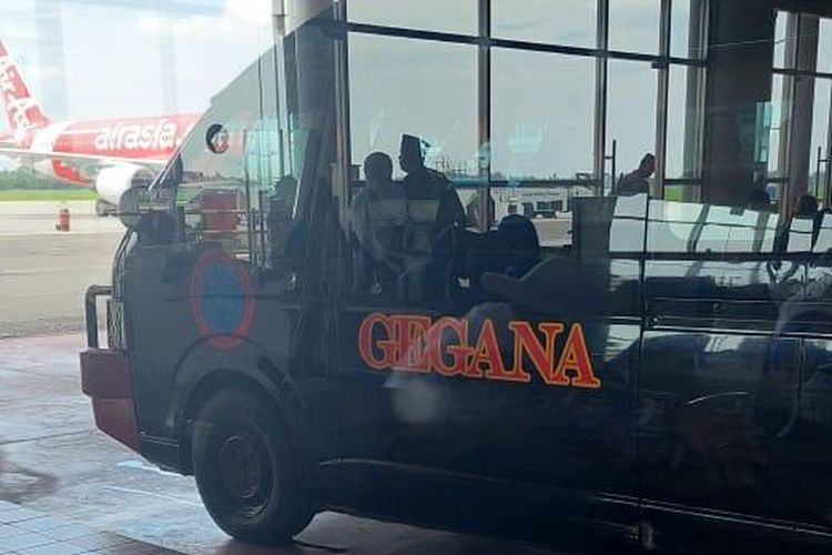 Mobil Gegana Polri diterjunkan ke Bandara Kualanamu, Sumatera Utara pada Selasa (17/6/2025) imbas ancaman bom kepada pesawat Saudia Airlines.