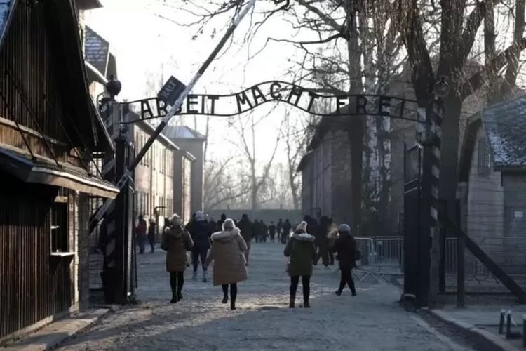 Gerbang Arbeit Macht Frei (Bekerja Membebaskan Anda) di Auschwitz, bekas kamp kematian Nazi.