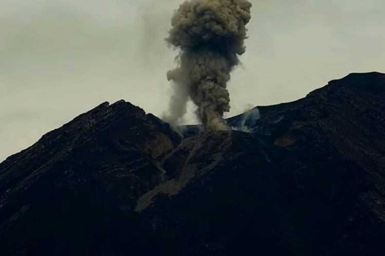 Visual erupsi Gunung Semeru berupa letusan setinggi 1.000 meter, Kamis (20/2/2025)