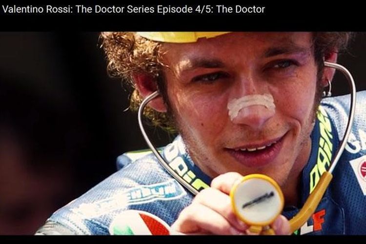 Valentino Rossi melakukan selebrasi The Doctor. Sumber gambar: Tangkapan Layar kanal YouTube Monster Energy.