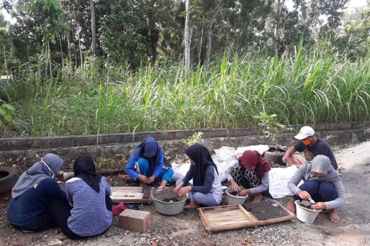 Sejumlah Warga Desa Gari, Kecamatan Wonosari, Gunungkidul, menyiapkan Bibit untuk dibagikan kepada warga agar bisa ditanam di pekarangan