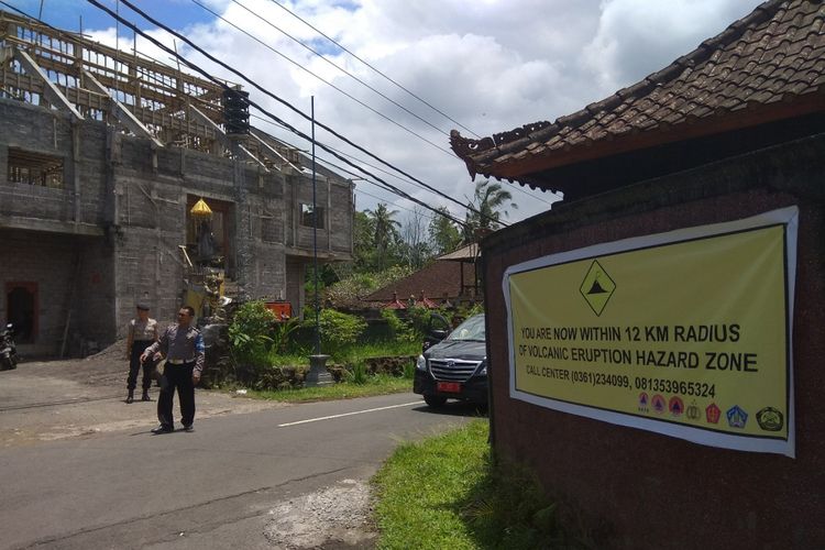 Salah satu tanda zona bahaya di Desa Duda Timur yang berjarak 12 kilometer dari puncak Gunung Agung Bali.