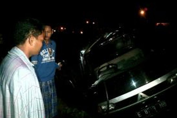 Warga melihat pikap pengangkut kandang ayam yang ringsek akibat tertabrak kereta api Kertajaya jurusan Jakarta-Surabaya di perlintasan tanpa palang pintu KM 162 Desa Pebatan, Wanasari, Brebes, Jawa Tengah, Kamis (12/12/2013) sekitar pukul 19.30 WIB
 