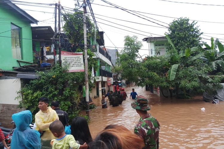 Penampakan banjir di Jl. H. Amsir, Cipinang Melayu, Jakarta Timur, Rabu (1/1/2020).