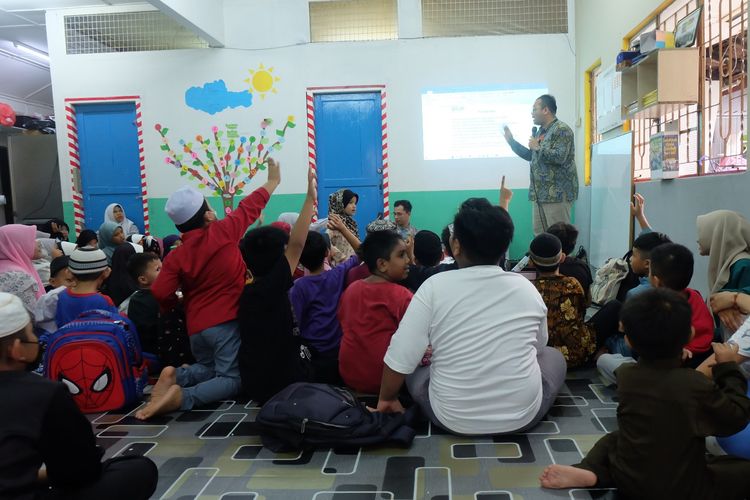 Salah satu dosen Universitas Ahmad Dahlan (UAD) saat mengajar di salah satu Sanggar Belajar di Malaysia.