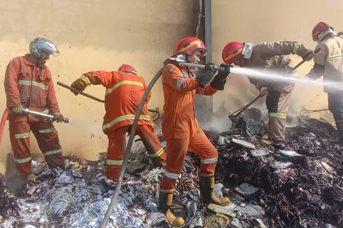 Api di Sampah Belum Padam, Limbah Kertas Perusahaan di Semarang Terbakar