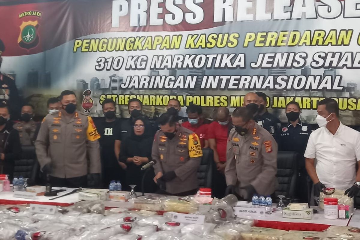 Konferensi pers pengungkapan penangkapan dua orang tersangka pengedar narkotika dengan barang bukti 310 kilogram sabu, pada Selasa (11/5/2021).