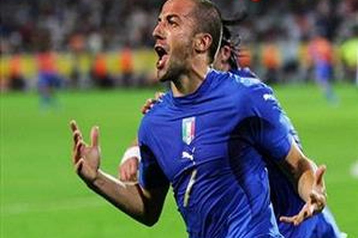 Alessandro del Piero saat mencetak gol di semifinal Piala Dunia 2006. Kemampuannya yang masih prima tak membuat Donadoni tertarik.
