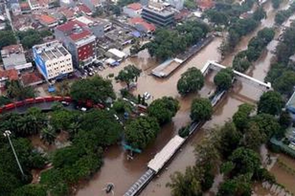 Banjir di kawasan Grogol yang juga merendam terminal Grogol, Jakarta, Kamis (17/1/2013). Lewat pantauan udara bersama helikopter Polisi  Udara Polda Metro Jaya dengan pilot Ajun Komisaris Nurhadi, tampak banjir meluas, tak hanya di pemukiman, jalan protokol, namun juga fasilitas umum seperti stasiun dan terminal.