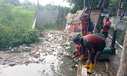 Di Tengah Guyuran Hujan, DPU Kota Semarang Bersihkan Saluran Drainase di Berbagai Titik