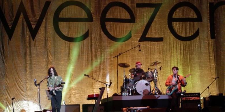 Penampilan grup musik Weezer pada konser mereka di panggung Lapangan D, Senayan, Jakarta Selatan, Selasa (8/1/2013) malam. Weezer merupakan band dengan aliran rock alternatif  yang berasal dari Los Angeles, California, Amerika Serikat. 
