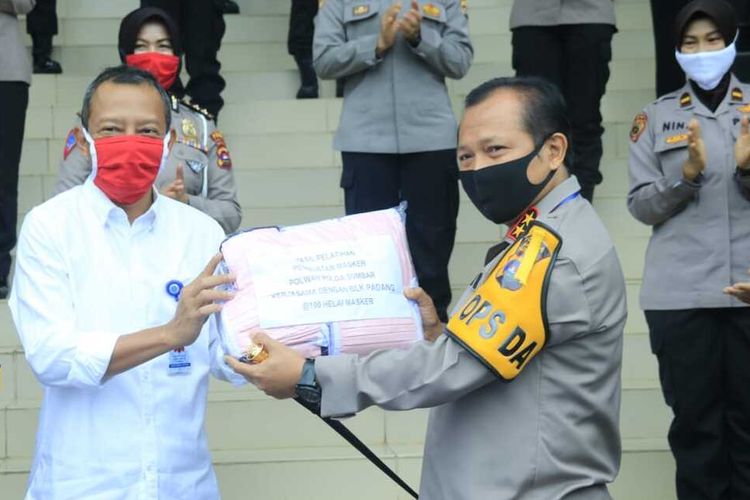 Kapolda Sumbar Irjen Toni Harmanto menerima masker hasil jahitan Polwan dari Kepala BLK Padang, Hari Syamsi, Senin (27/4/2020)
