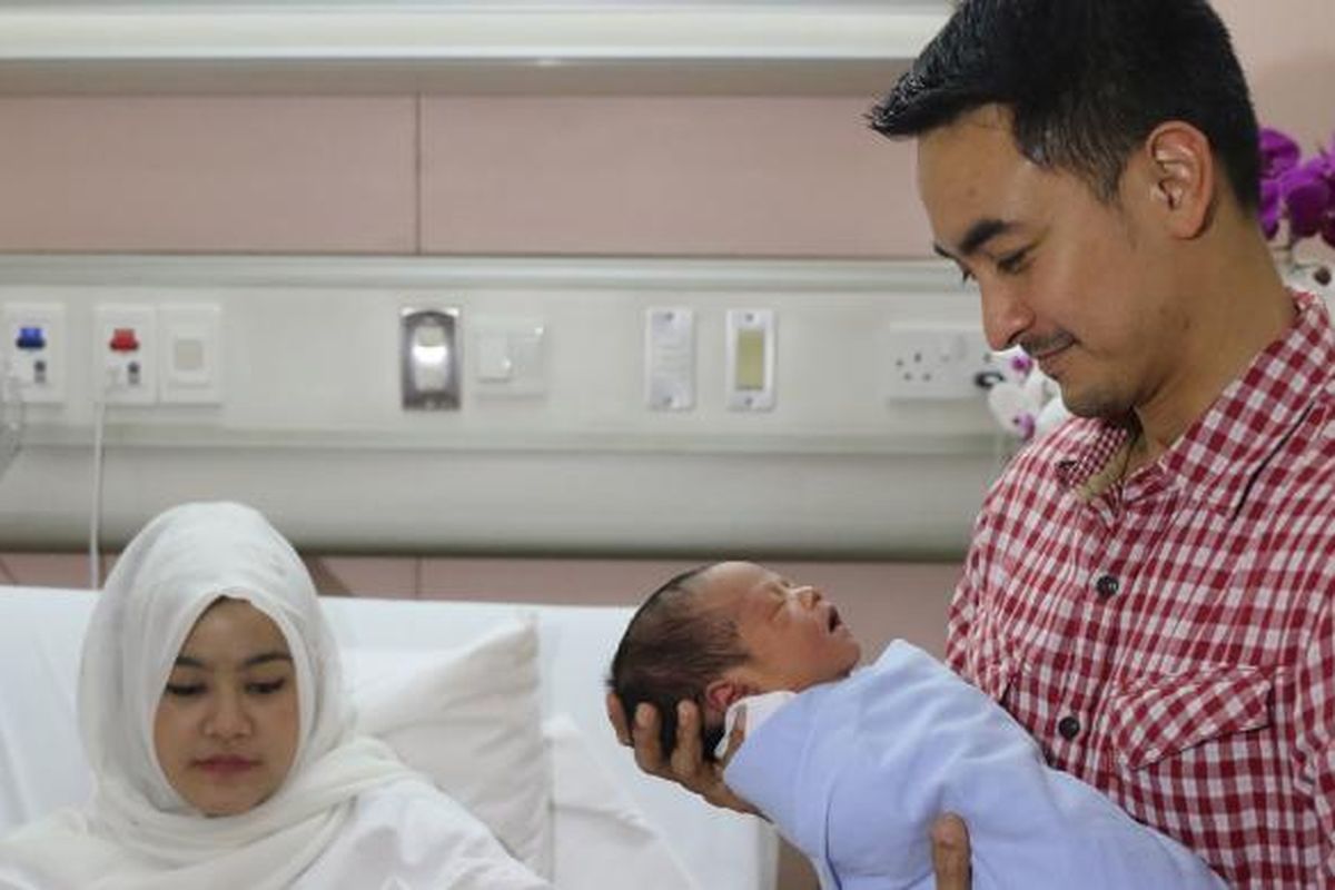 Zumi Zola bersama istrinya, Sherrin Tharia, dan putra kedua mereka, Zhafran Ziyadh At Thahirah Zola, diabadikan di Rumah Sakit Pondok Indah, Jakarta Selatan, pada Kamis (23/6/2016).