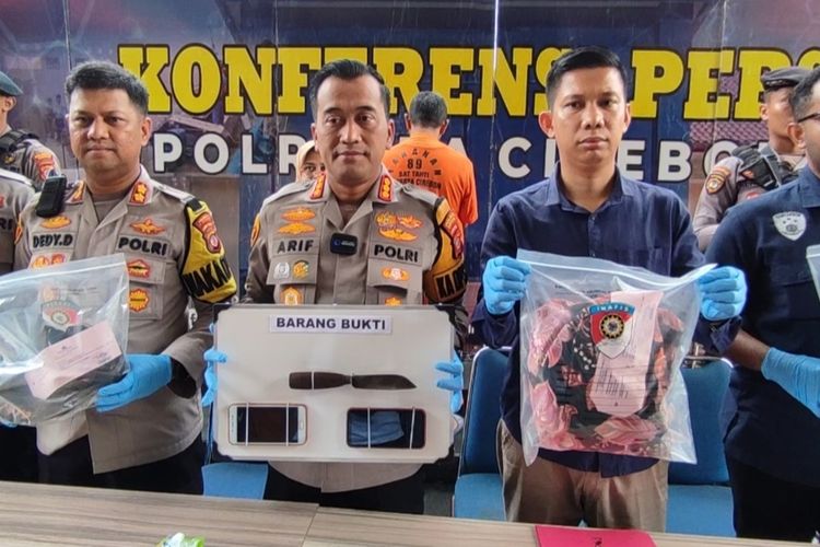 Kapolresta Cirebon Kombes Pol Arif Budiman bersama jajaran menunjukan tersangka dan barang bukti kasus pembunuhan IRT di Kabupaten Cirebon, Selasa (28/11/2023)