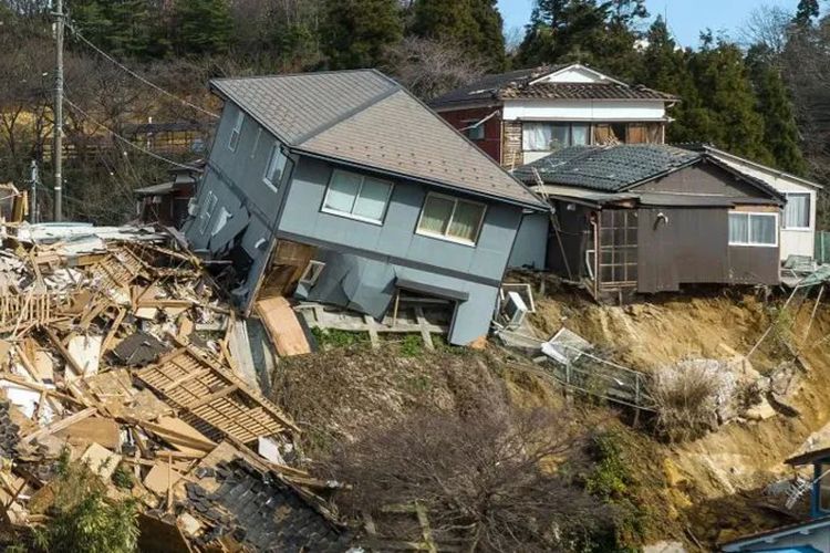 Sejumlah rumah roboh akibat gempa bumi di Wajima, Prefektur Ishikawa, pada 2 Januari 2024.