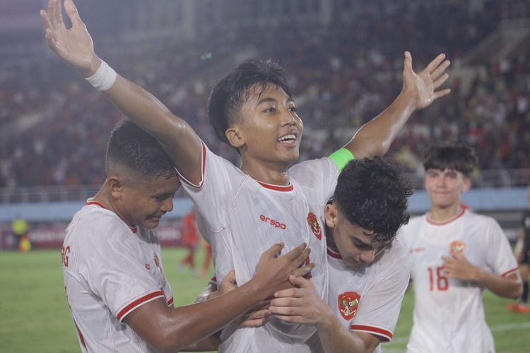 Pemain Timnas U16 Indonesia, I Putu Panji Apriawan, merayakan gol ke gawang Laos pada laga Piala AFF U16 2024 di Stadion Manahan, Surakarta, pada Kamis (27/6/2024).